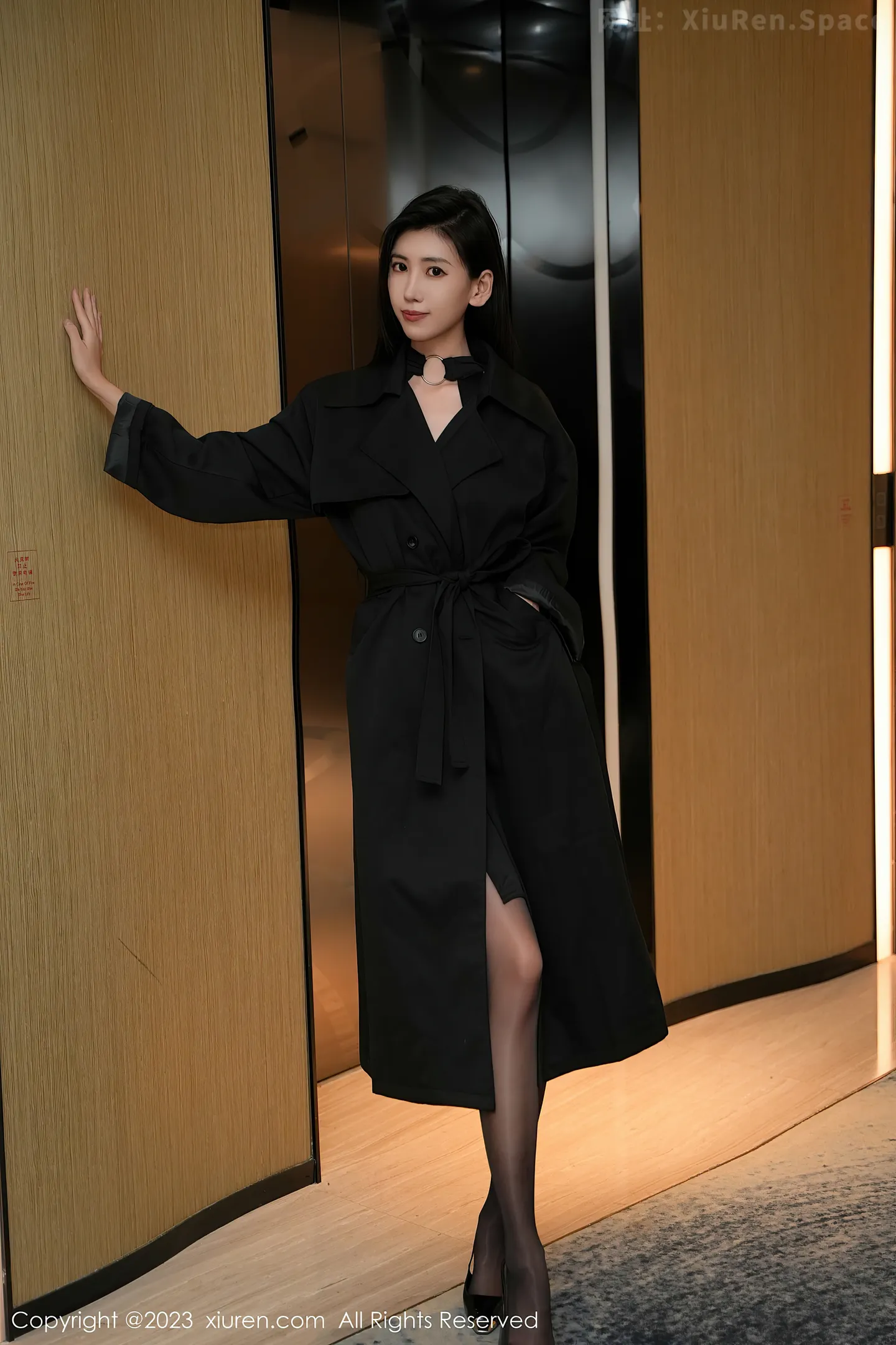 图片[4]-[XiuRen秀人网]VOL.7701 模特章芃芃性感黑色服饰配闪亮开档黑丝秀翘臀美腿迷人诱惑写真81P-秀人网官方网站